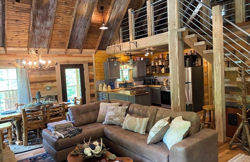 McArthur Cabina | Cozy Lodge Cabin on Highland Cow Farm: Hiking Trails, Hot Tub, Fire Pit, Games