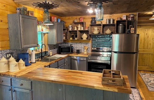 McArthur Cabina | Cozy Lodge Cabin on Highland Cow Farm: Hiking Trails, Hot Tub, Fire Pit, Games