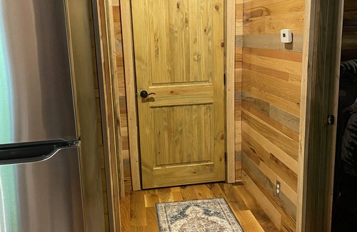 McArthur Cabina | Cozy Lodge Cabin on Highland Cow Farm: Hiking Trails, Hot Tub, Fire Pit, Games