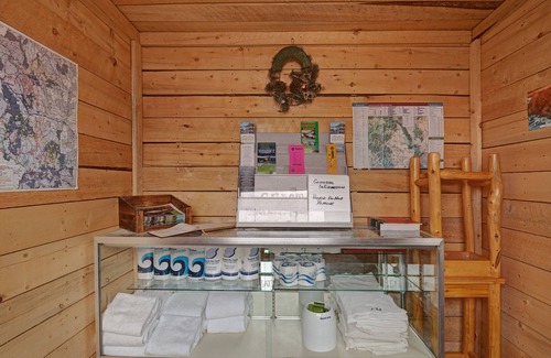 South Fork Cabina | Acogedora cabaña de alojamiento con bañeras de hidromasaje compartidas, acceso a la diversión al aire libre durante todo el año: ¡perros bien!