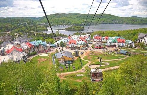 Mont-Tremblant Pedestrian Village Apartamento | Cozy Lodge in the Mont Tremblant Ski Village