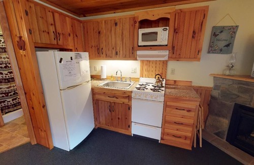 Gaines Cabina | Cozy lodge near PA Grand Canyon & Cherry Springs fitness room, AC, WiFi
