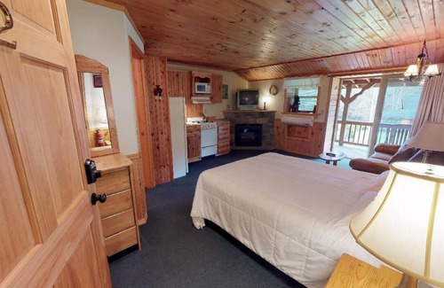 Gaines Cabina | Cozy lodge near PA Grand Canyon & Cherry Springs fitness room, AC, WiFi