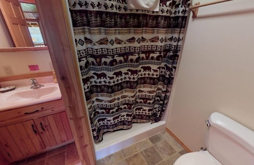 Gaines Cabina | Cozy lodge near PA Grand Canyon & Cherry Springs fitness room, AC, WiFi