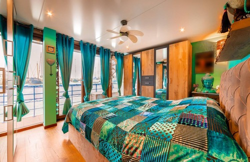 Zeewolde Cabina | Cozy Lodge Retreat Close to Amsterdam on the Vecht