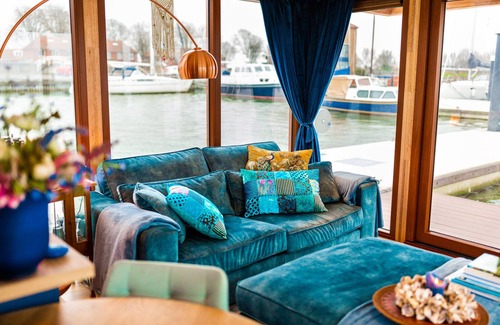 Zeewolde Cabina | Cozy Lodge Retreat Close to Amsterdam on the Vecht
