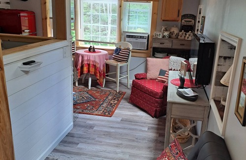 Casco Apartamento | Cozy Loft In The Heart Of Maine's Lake Region Minutes from The Naples Causeway