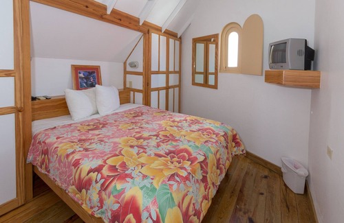 Crown Point Complejo | Cozy loft in Tropical Paradise within walking distance to the beach!
