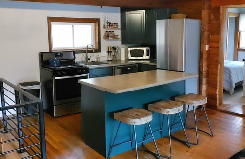 Ludlow Cabina | Cozy Log Cabin, 5 Min to Ski, Great for Groups, Oversized Deck, Dog-friendly