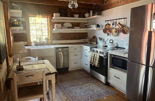 Vilas Cabina | Cozy Log Cabin - 7.5 miles from Downtown Boone NC / App St/Pet Friendly
