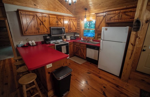 Salem Casa | Cozy Log Cabin at Lake Jocassee - with Hot Tub, State Park Pass & Boat Parking