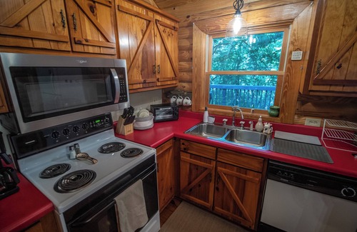 Salem Casa | Cozy Log Cabin at Lake Jocassee - with Hot Tub, State Park Pass & Boat Parking