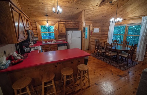 Salem Casa | Cozy Log Cabin at Lake Jocassee - with Hot Tub, State Park Pass & Boat Parking