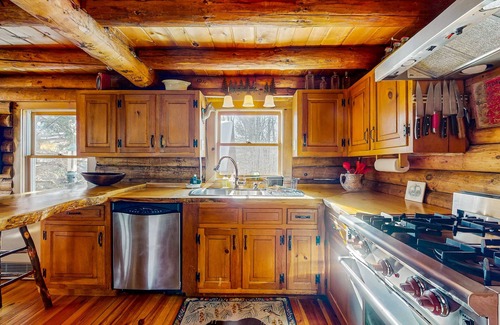 Bethel Casa | Cozy log cabin close to recreation, dog-friendly, balcony, BBQ, w/d, TVs, kayaks