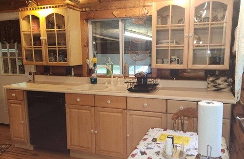 Forestport Cabina | Cozy Log Cabin close to Old Forge and Boonville. Great for small families!