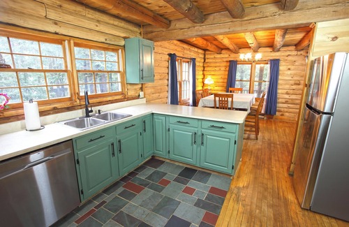 West Halifax Cabina | Cozy Log Cabin - Dog Friendly
