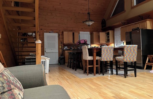Gannon Village Cabina | Cozy Log Cabin Getaway | 2 Hours from GTA | Peace & Pines