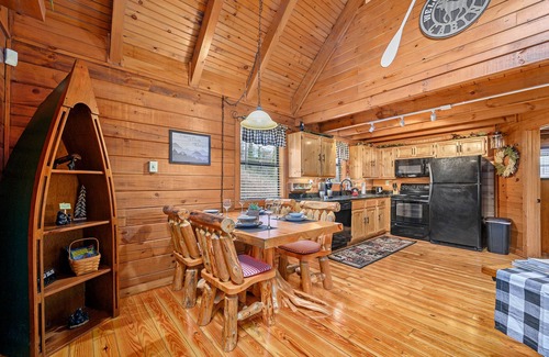 Sevierville Cabina | Cozy Log Cabin-Hot Tub-Fire-Pit-Pond-CLEAN-Dollywood-Soaky Water Park-Dollywood