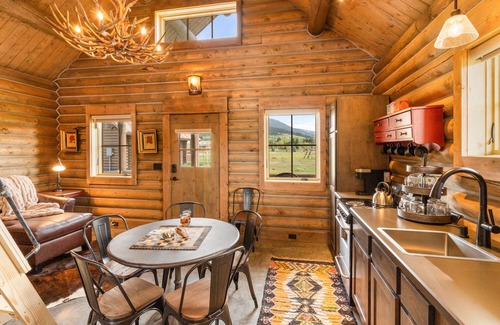 Livingston Cabina | Cozy Log Cabin in Beautiful Paradise Valley