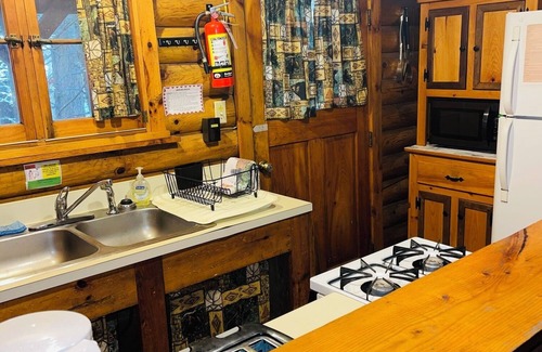 Clarington Cabina | Cozy Log Cabin in Cook Forest