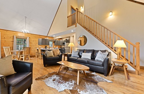 Laurelville Cabina | Cozy Log Cabin in Hocking Hills! Hot Tub! Pool Table! Pet Friendly!