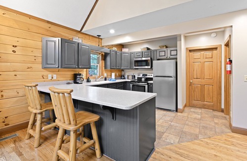 Laurelville Cabina | Cozy Log Cabin in Hocking Hills! Hot Tub! Pool Table! Pet Friendly!