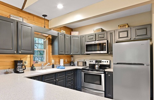 Laurelville Cabina | Cozy Log Cabin in Hocking Hills! Hot Tub! Pool Table! Pet Friendly!