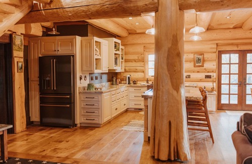 Kingsburg Cabina | Cozy Log Cabin in Kingsburg