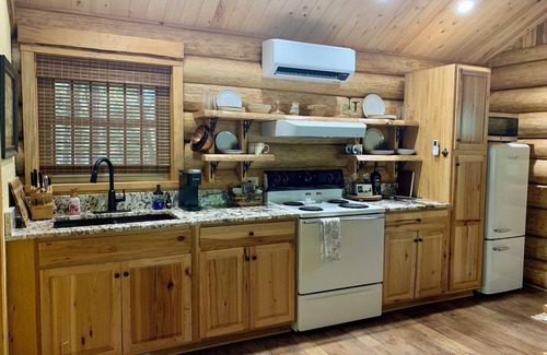Royal Cabina | Cozy LOG CABIN in the woods w/hot tub & deck. Near Lake Ouachita & Hot Springs