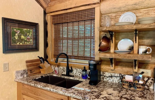 Royal Cabina | Cozy LOG CABIN in the woods w/hot tub & deck. Near Lake Ouachita & Hot Springs