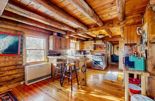 Bethel Casa | Cozy log cabin & loft, close to recreation, dog-friendly, bbq, balcony, a/c, w/d