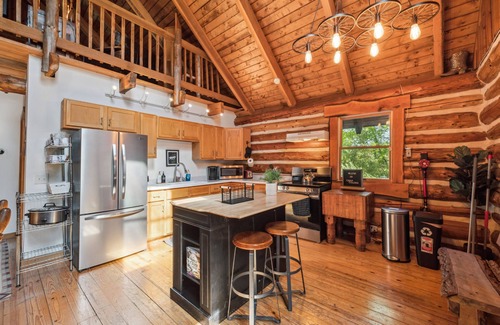 Coloma Cabina | Cozy Log Cabin on 15 acres, with private lake, 1 mile from Lake Michigan