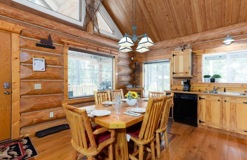 Oregon Water Wonderland Casa | Cozy Log Cabin on Quiet Cul-de-sac, Trails, River Nearby, 3 Mi from Sunriver, Covered Front Porch