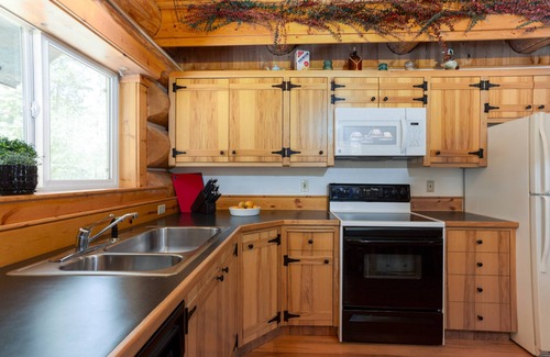 Oregon Water Wonderland Casa | Cozy Log Cabin on Quiet Cul-de-sac, Trails, River Nearby, 3 Mi from Sunriver, Covered Front Porch
