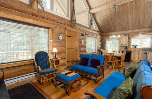 Oregon Water Wonderland Casa | Cozy Log Cabin on Quiet Cul-de-sac, Trails, River Nearby, 3 Mi from Sunriver, Covered Front Porch