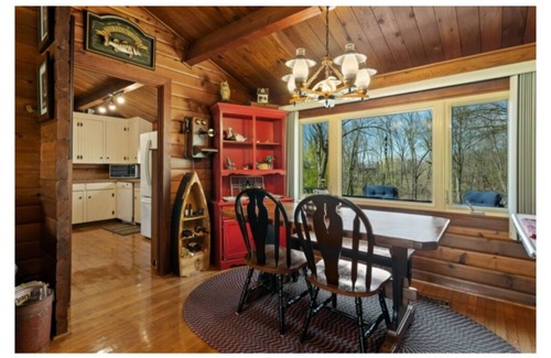 Beamsville Cabina | Cozy Log Cabin overlooking a beautiful vineyard along the wine trail 🍇