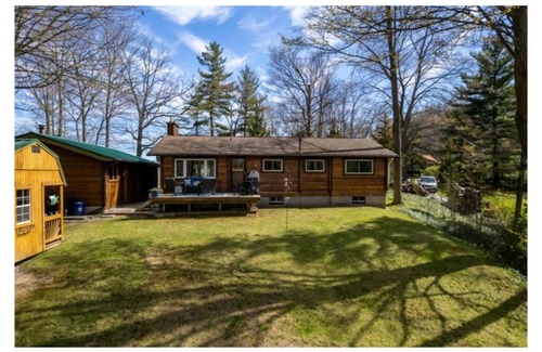 Beamsville Cabina | Cozy Log Cabin overlooking a beautiful vineyard along the wine trail 🍇
