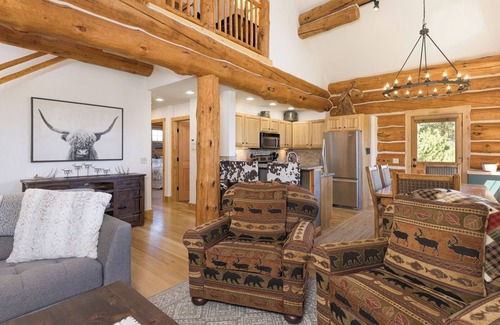 Powder Ridge Casa | Cozy Log Cabin! Private Deck with Grill and Hot Tub!