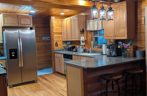 Boiling Spring Lakes Cabina | Cozy Log Cabin Retreat - Beach & Town Access! Hot Tub, Fire Pit & More!