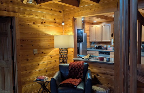 Boiling Spring Lakes Cabina | Cozy Log Cabin Retreat - Beach & Town Access! Hot Tub, Fire Pit & More!