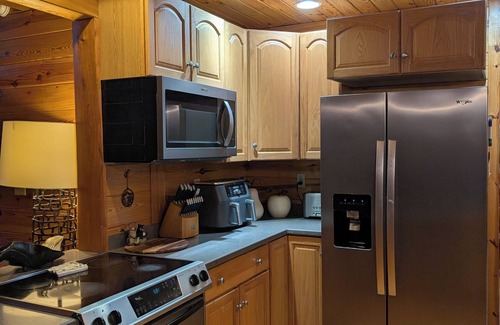 Boiling Spring Lakes Cabina | Cozy Log Cabin Retreat - Beach & Town Access! Hot Tub, Fire Pit & More!