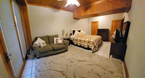 Oak Ridge Casa | Cozy Log Cabin Suite