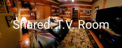 Oak Ridge Casa | Cozy Log Cabin Suite