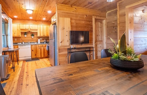 West Jefferson Casa | Cozy Log Cabin TH | Long-Range Mountain Views | Walk to Downtown West Jefferson