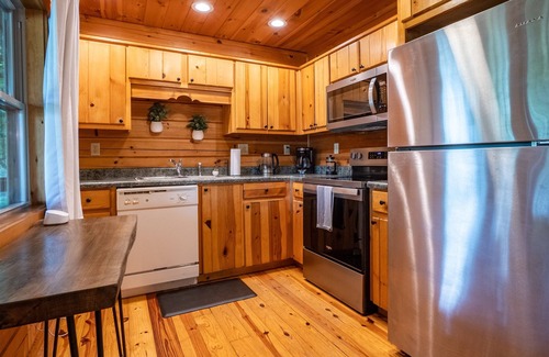 West Jefferson Casa | Cozy Log Cabin TH | Long-Range Mountain Views | Walk to Downtown West Jefferson