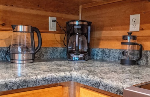 West Jefferson Casa | Cozy Log Cabin TH | Long-Range Mountain Views | Walk to Downtown West Jefferson