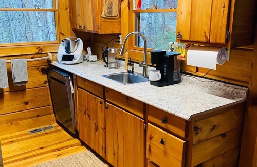 Hartford Cabina | Cozy Log cabin tucked away in the Smokey Mountain, Pet friendly, Sauna, Hot Tub