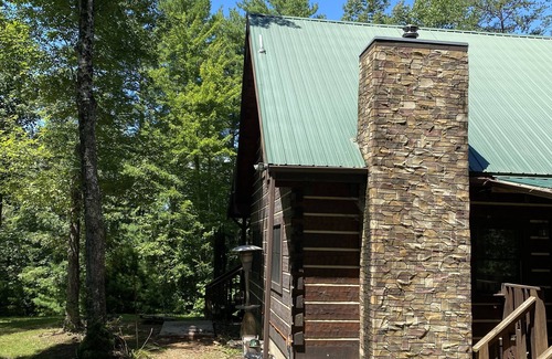 Hartford Cabina | Cozy Log cabin tucked away in the Smokey Mountain, Pet friendly, Sauna, Hot Tub