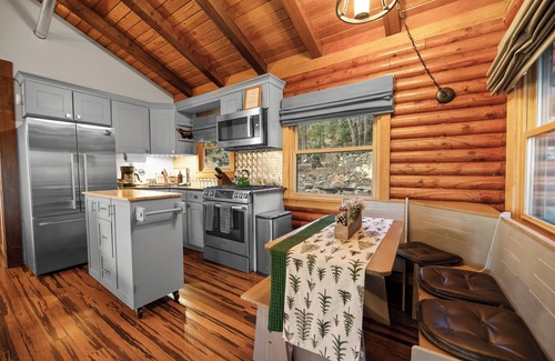 Running Springs Cabina | Cozy Log Cabin w/Hot Tub, Mountain Views+King Beds