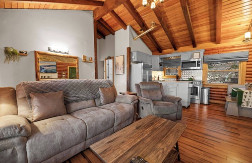 Running Springs Cabina | Cozy Log Cabin w/Hot Tub, Mountain Views+King Beds